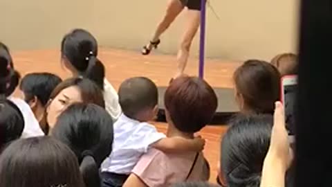 Un spectacle de pole dance pour des enfants de maternelle