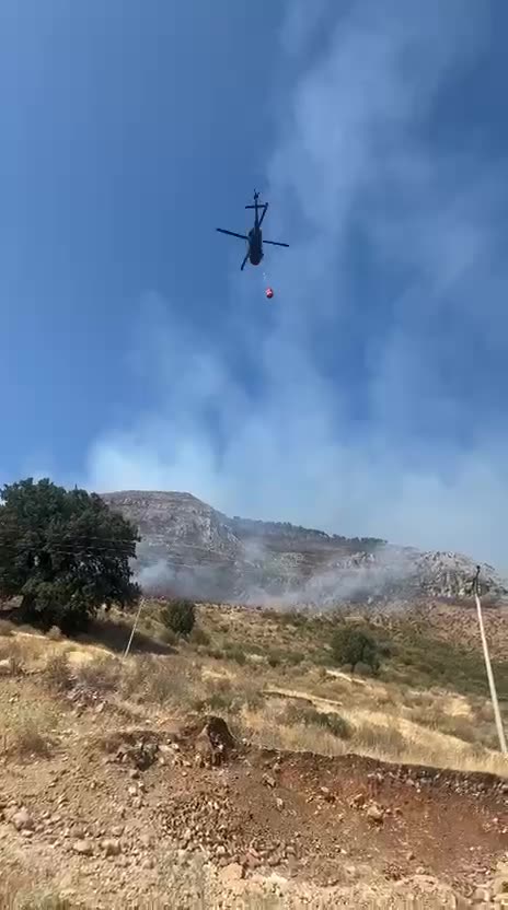 Zjarr në Finiq, operacion nga ajri për shuarjen e flakëve, evakuohen banorët
