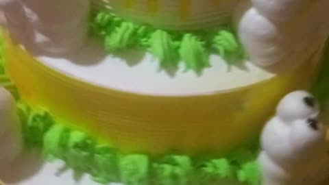 This cake is pineapple flavour 5kg three story very yummy 😋 cake very tasty 😋 cake