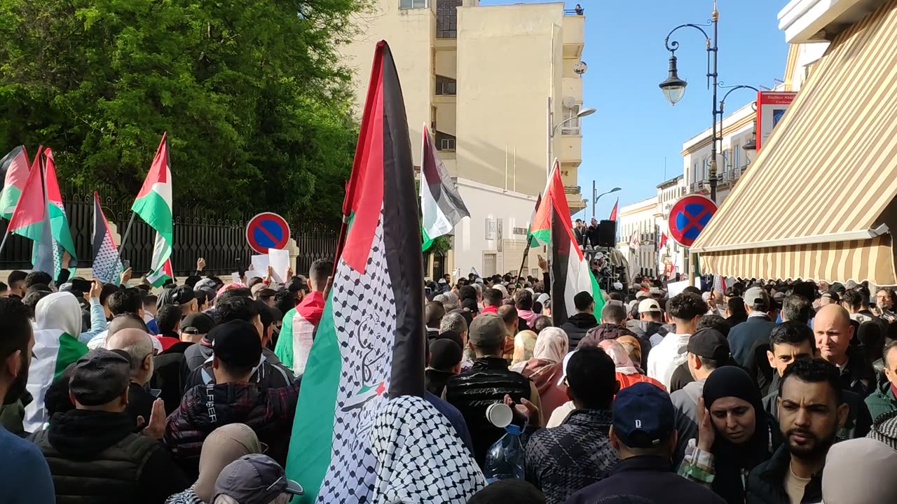 مسيرة حاشدة شعبية استنكارا لرسو سفن العدو بميناء طنجة 20 04 2025 سجل اسمك في الطوفان