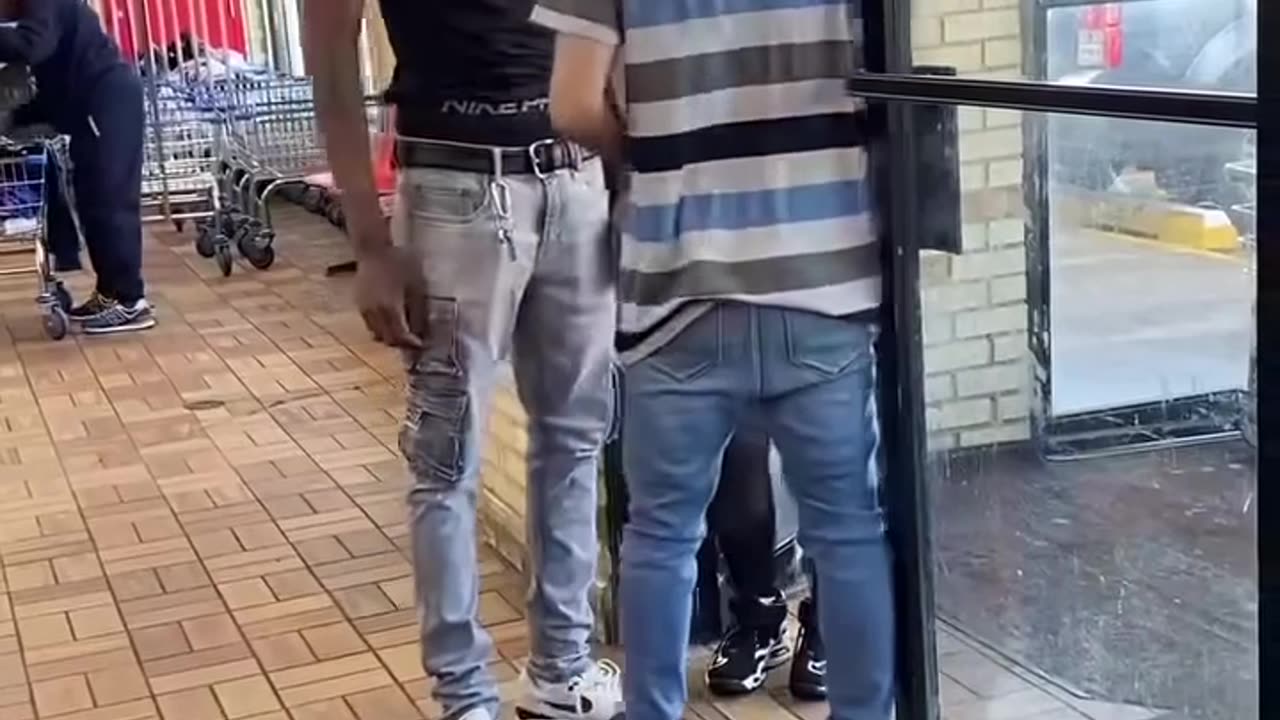 Illegal Immigrant banned for stealing from a Chicago laundromat tried to force his way past security