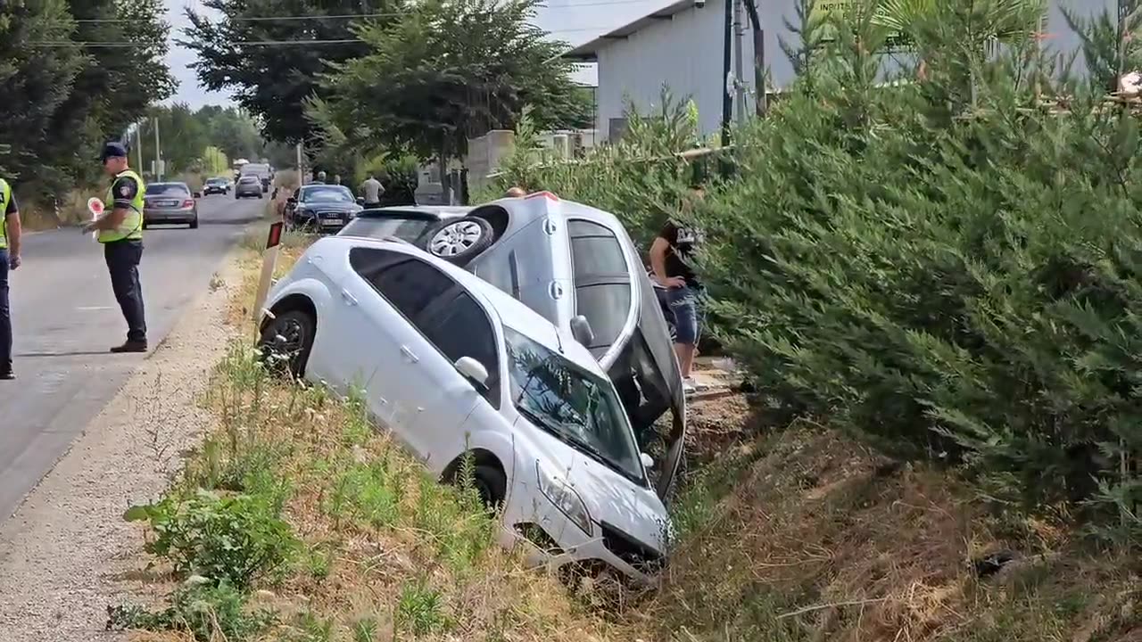 Aksident i rëndë në Fier/ Dy automjete përplasen pranë Zharrëzës dhe përfundojnë në kanal
