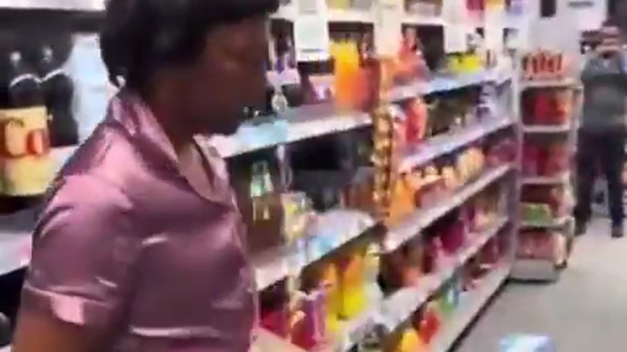 Migrants rob store with brick