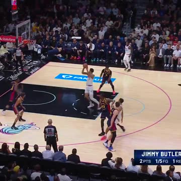 NBA Kel'el Ware with the two-handed throwdown as the @MiamiHEAT jump out to a 1st-half lead