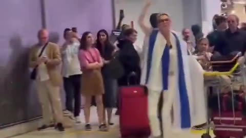 🚨🇮🇱🇫🇷 BREAKING_ ISRAELIS get HECKLED as they got off the plane in Greece