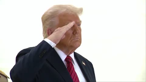 🚨🔥President Trump salutes as the American National Anthem plays at the Amiri Diwan in Doha.