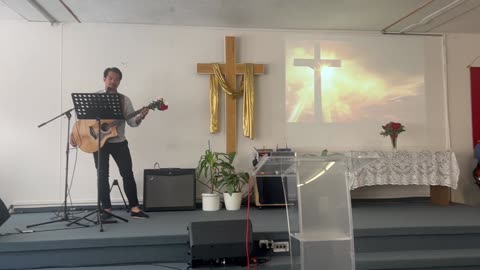 Praise! Behold He comes!