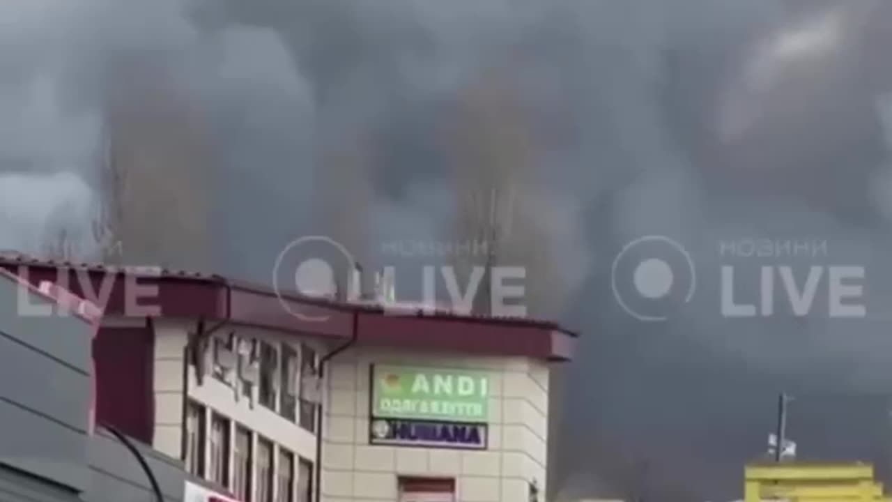 🙏 First footage from the site of the strike on Dnipro, large-scale fire continues!