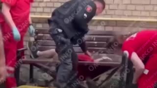 Un hombre cae de un tejado por escapar de una movilización en Ucrania