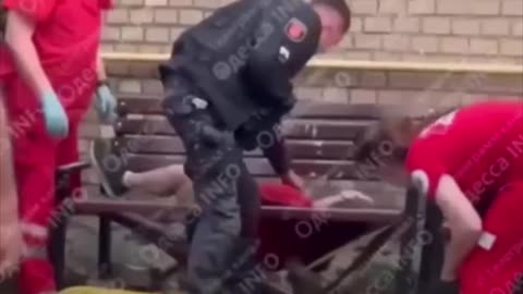 Un hombre cae de un tejado por escapar de una movilización en Ucrania
