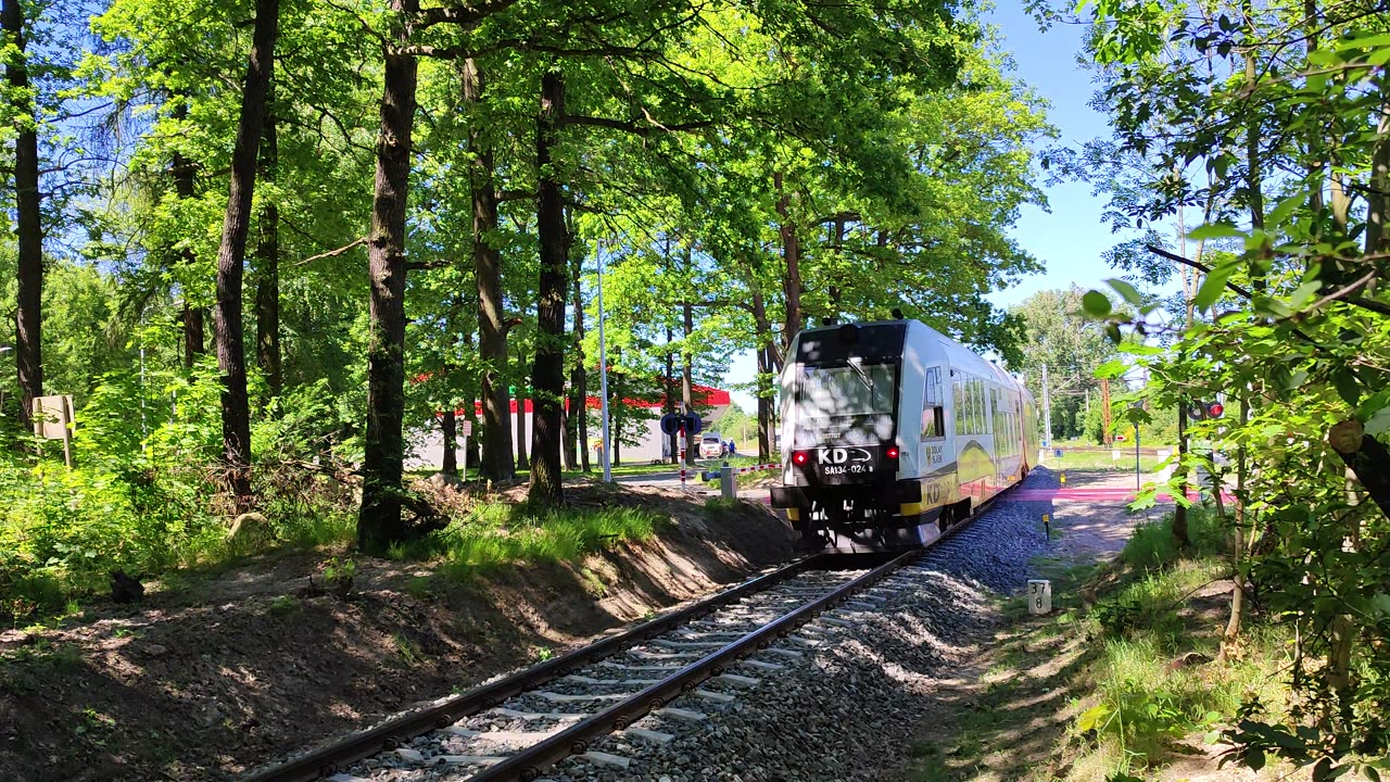 Os KD z Karpacza wjeżdża na stację Jelenia Góra