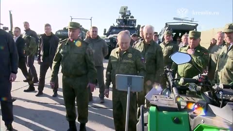 Верховный Главнокомандующий Вооружёнными Силами России осмотрел вооружение,