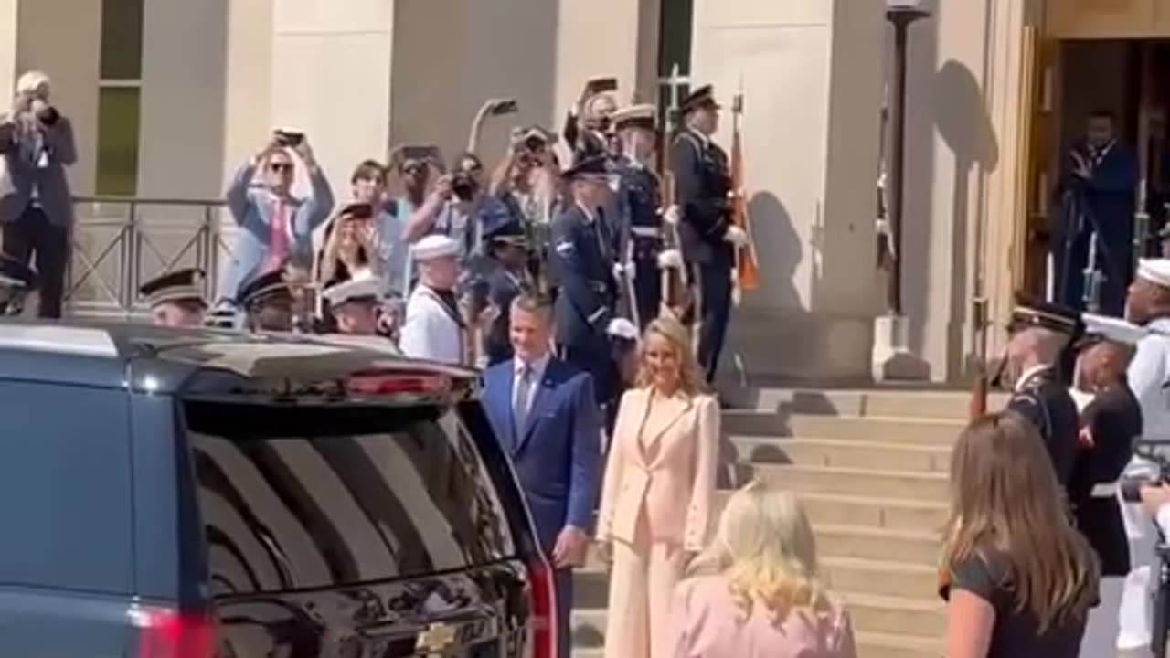 Netanyahu and his wife arrived at the pentagon for a meeting