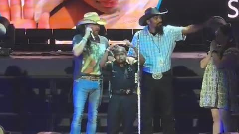 AMAZING! On 8/15/25 Jason Aldean brought 13 yr old Devarjaye “DJ”Daniel Cancer survivor & advocate on stage with him at his Houston Texas concert