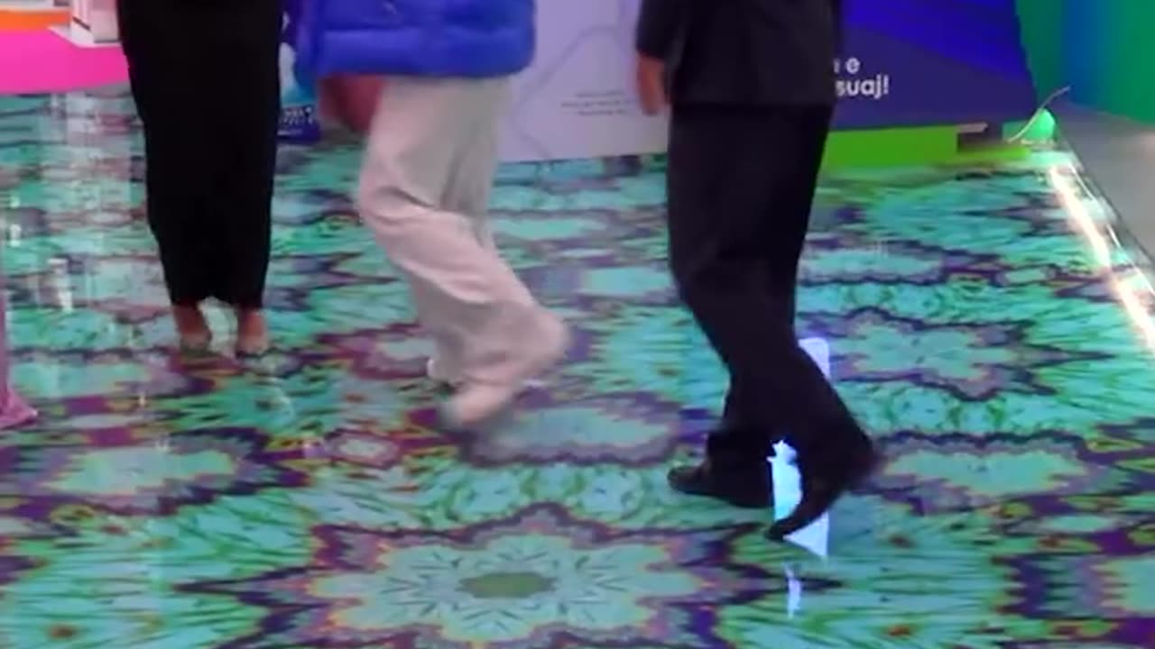 VIDEO/ Gjesti rikthehet në shtëpi, puthet me Eglin. Ja si reagon kur mëson se ajo është finaliste