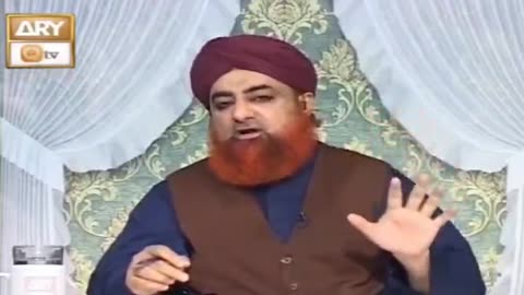 کوئی شخص سجدہ نہ کر سکتا ہو تو وہ بیٹھ کر نماز پڑھے یا کھڑے ہو کر ؟