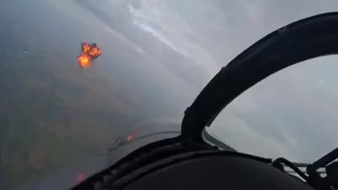 🇺🇦🚁 The crew of the Ukrainian Mi-24 helicopter shoots down a Russian