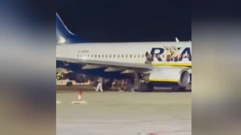 Paniku në ajër! Pasagjerët hidhen nga avioni i Ryanair pas alarmit për zjarr (VIDEO)