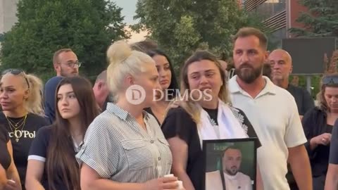 Motra e 27 vjeçarit nuk mund t’i ndal lotët gjatë ndezjes së qirinjeve për vëllain e ndjerë