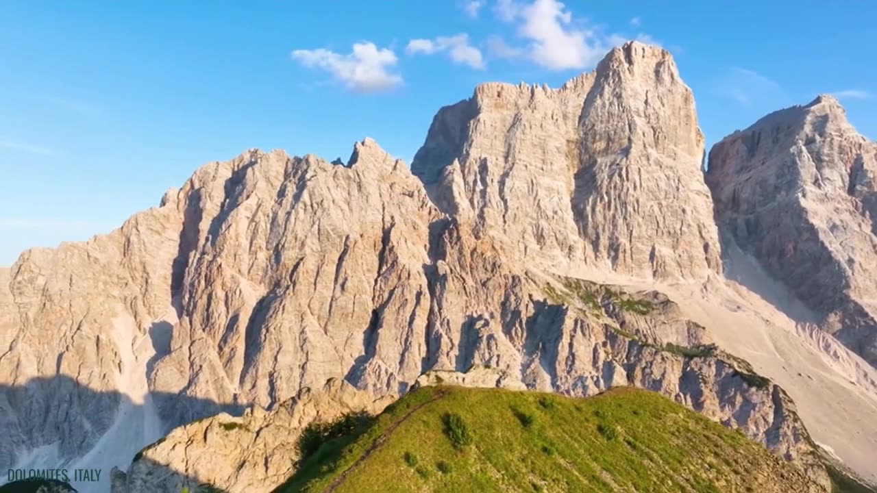 ㉿ First lights over Italy's iconic peaks