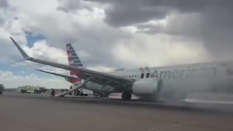 R A W S A L E R T S - 🚨#BREAKING： Watch as People evacuate from a American Airlines jet AIRPLANE