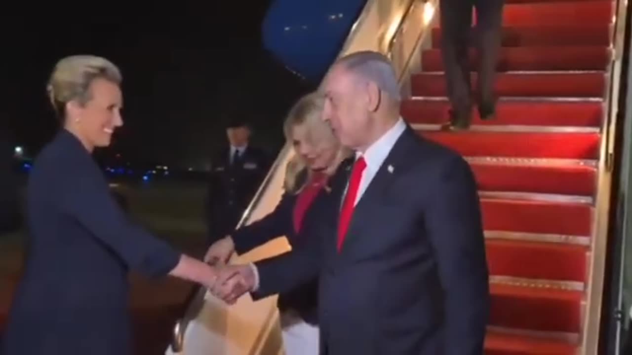 In the early hours of the morning Netanyahu landed in Washington DC