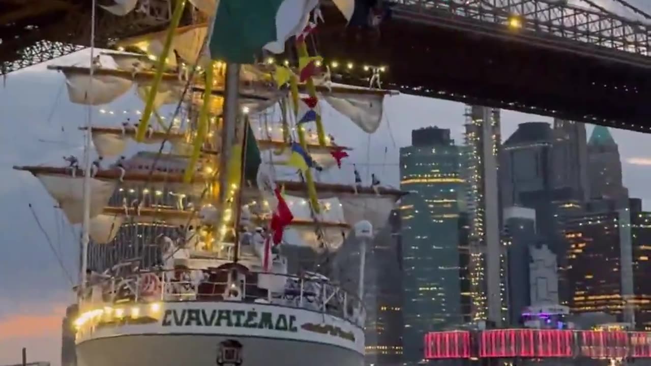 Buque escuela mexicano choca contra puente Brooklyn