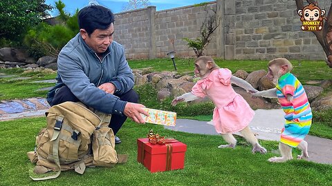 YiYi and YinYin Were Excited About the Surprise Gift From Grandpa