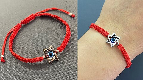 Ian Carroll wearing a Red string (Kabbalah) bracelet