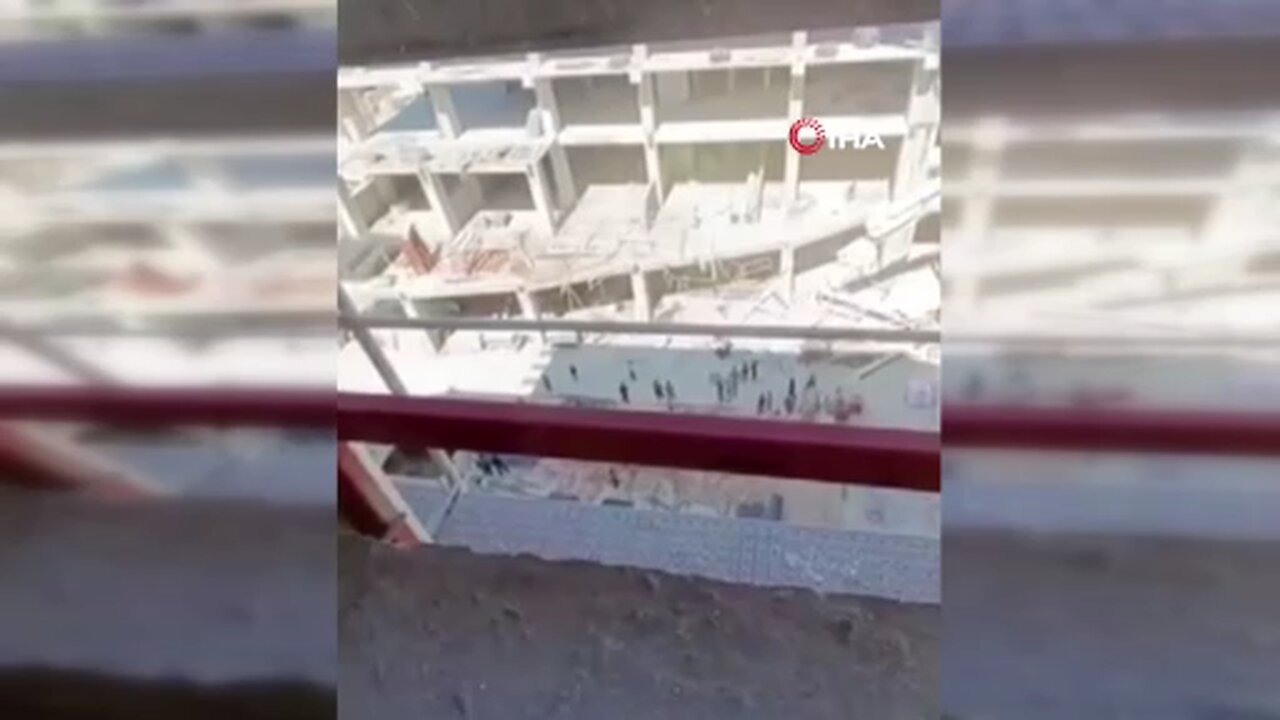 Elazığ'da inşaatın iskelesi çöktü: 2 işçi yaralandı