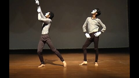 Jockey are dancing