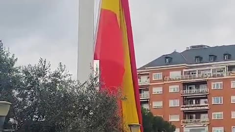 Bandera de España se desgarra en pleno izado
