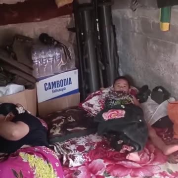 🇰🇭🇹🇭: Royal Cambodian Army soldiers allegedly staying with their wives and kids in the bunkers