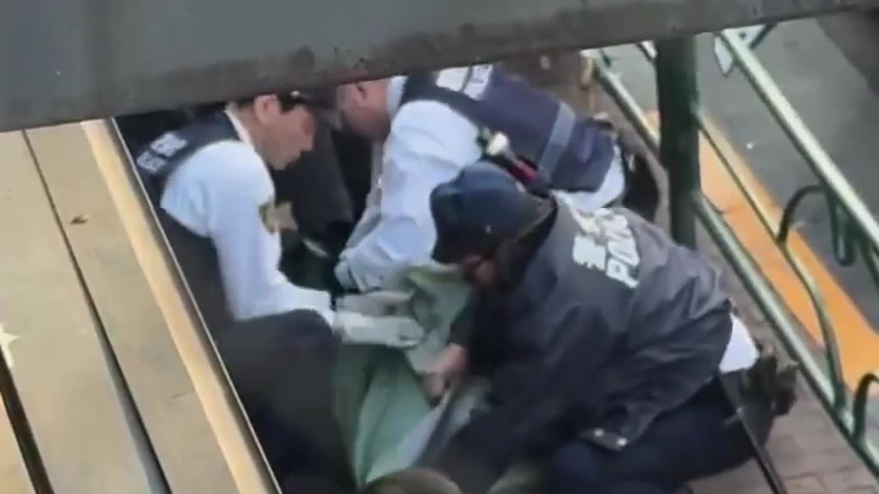 日本の警察は手錠をかけない ― 寿司のように巻き上げる