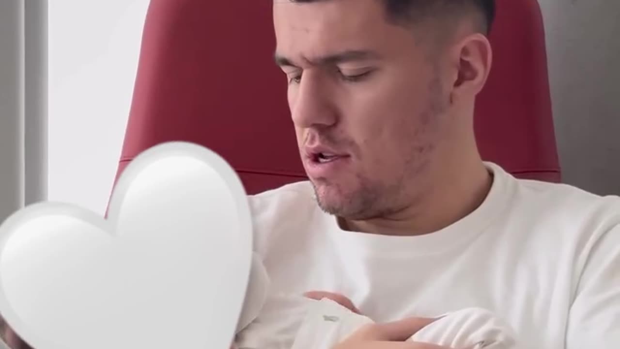 Vesa ndan videon e ëmbël të Mirlindit me vajzën