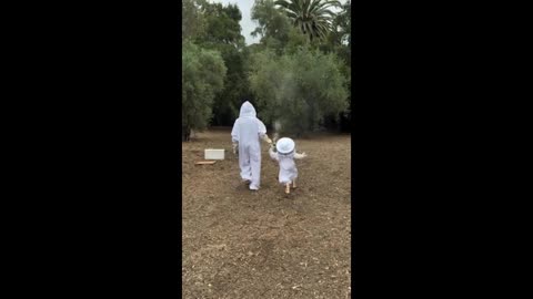 ¡INCREÍBLE! LILIBET, hija de MEGHAN y HARRY, ya es una MINI APICULTORA 🐝 Siguiendo los PASOS de MAMÁ