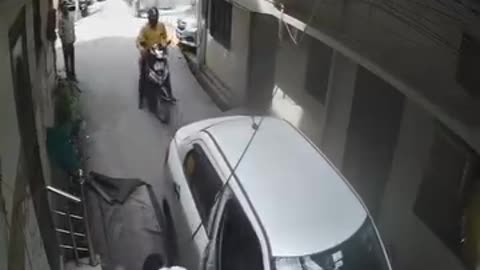 🚨 Car Driver’s Mistake – Man’s Life in Danger on Road!