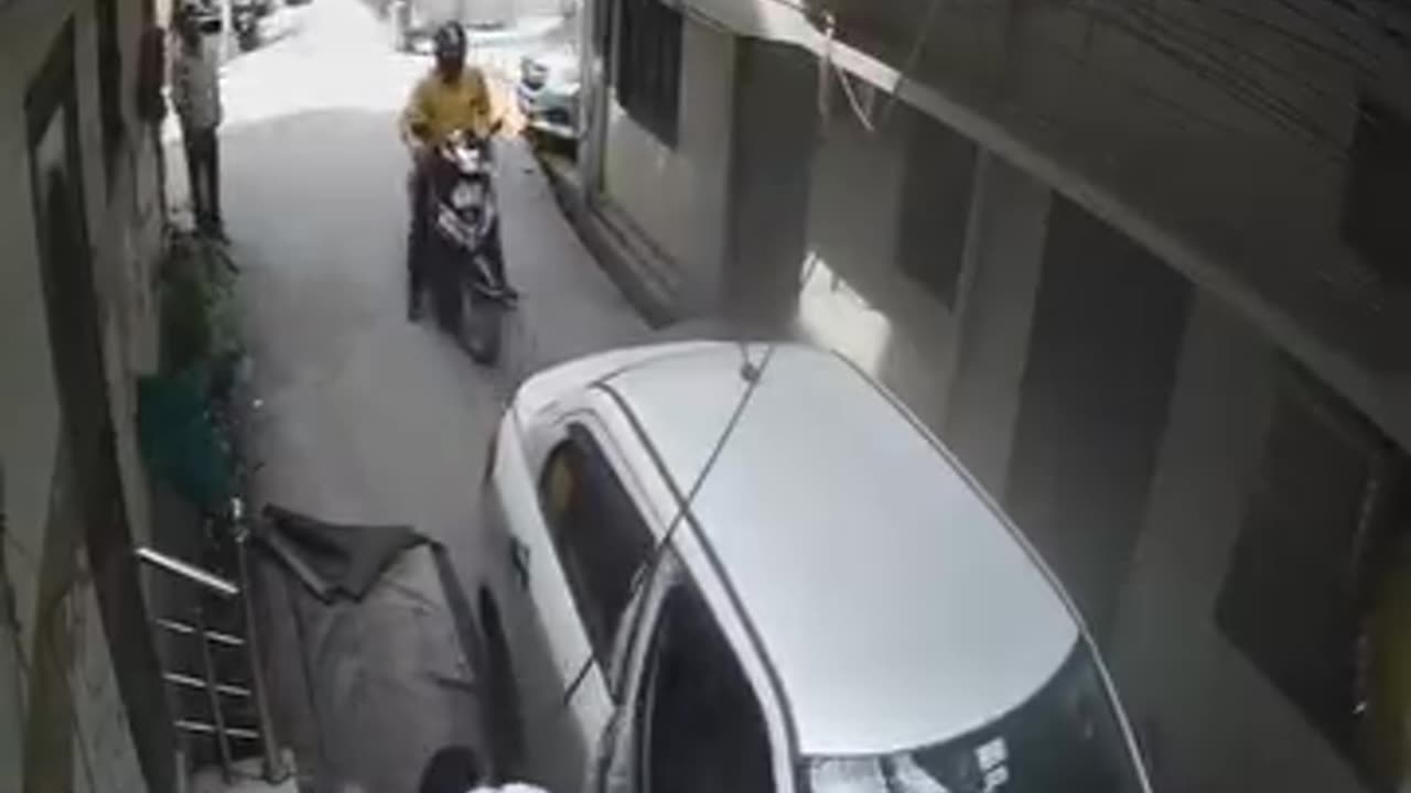🚨 Car Driver’s Mistake – Man’s Life in Danger on Road!