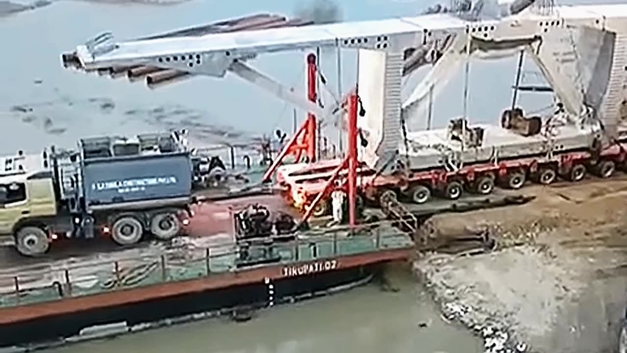 🎥 What Went Wrong With This Bridge Loading? 🏗️😱