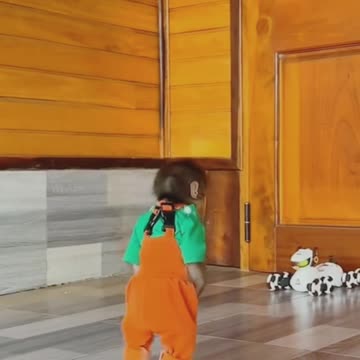 "Adorable Monkey Has a Toy Car Breakdown – Too Funny!"😍