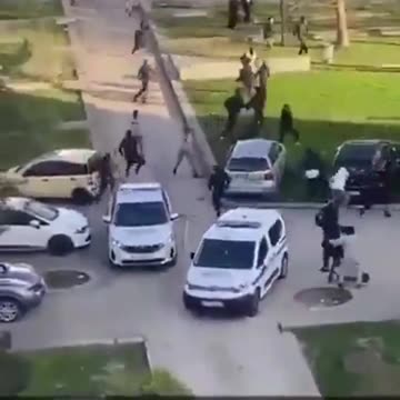 Wow French police fleeing from the invaders!