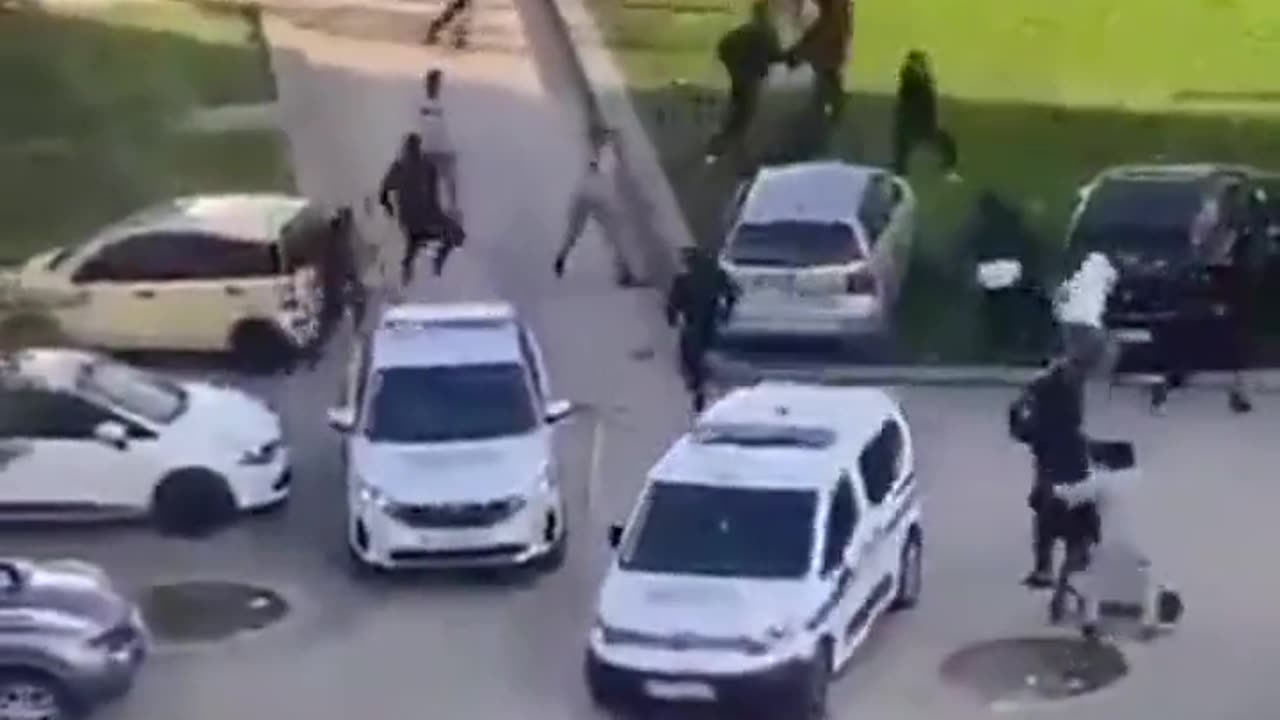 Wow French police fleeing from the invaders!