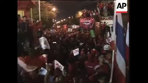 Thousands of Thaksin supporters march on Government House