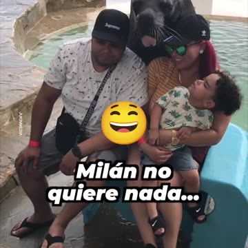 Incredible family picture with a sea wolf / Increíble foto familiar con un lobo marino.