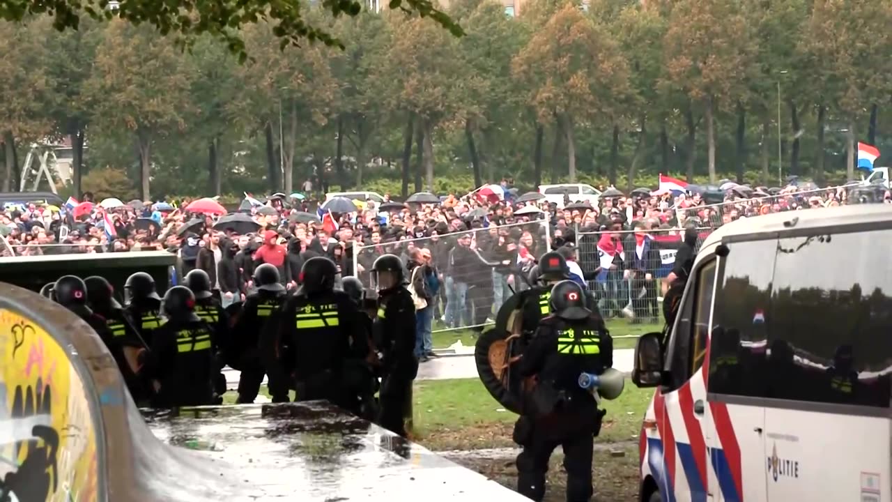 Dutch police use tear gas against anti-immigration protesters