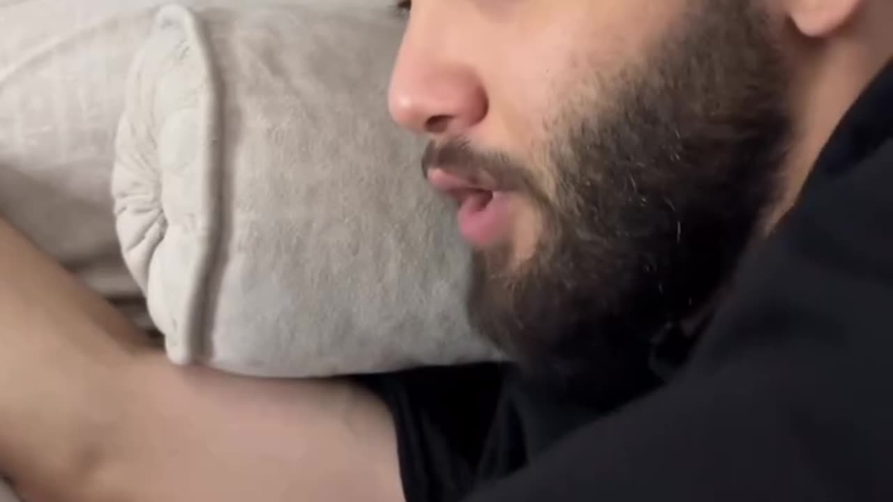 وقتی آلارم گوشیت همه رو بیدار میکنه به جز خودت😂🤌🏼
