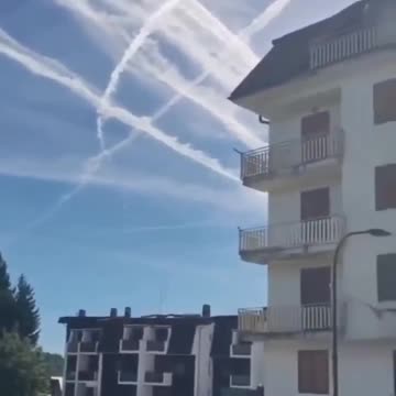 Italie 🇮🇹 Regardez ce ciel ! Les gens le remarquent, mais visiblement non...✈️😡