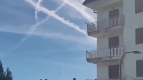 Italie 🇮🇹 Regardez ce ciel ! Les gens le remarquent, mais visiblement non...✈️😡