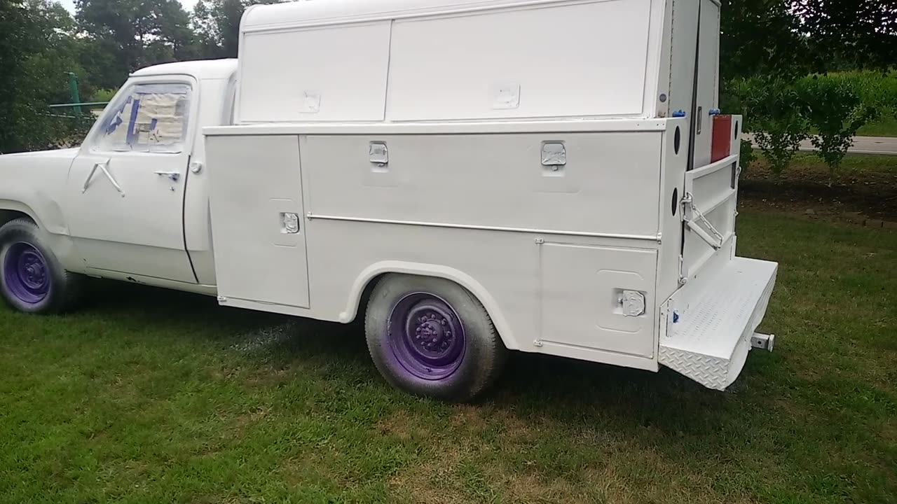 Primering 1974 Dodge service truck