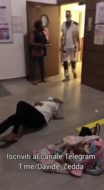 FRANCIA: MALORE DOPO IL VACCINO POCO FUORI L’HUB VACCINALE, IL PERSONALE IMPEDISCE DI FILMARE